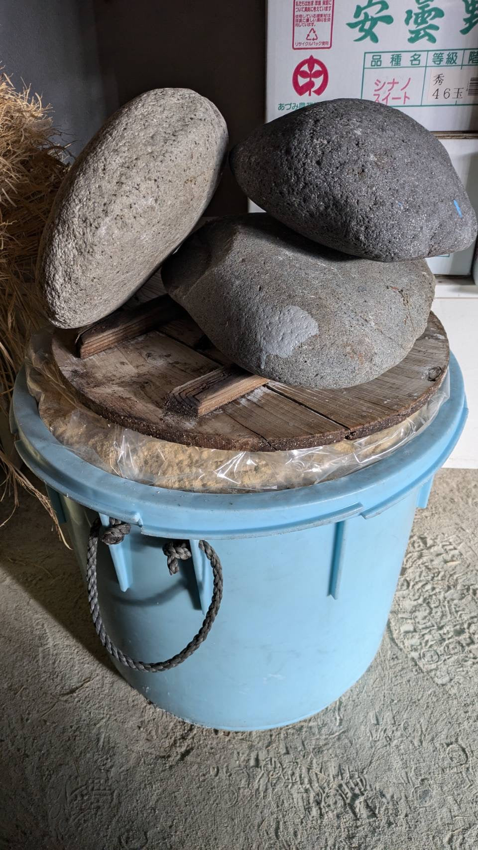 漬物石｜味噌玉造りの萬年屋