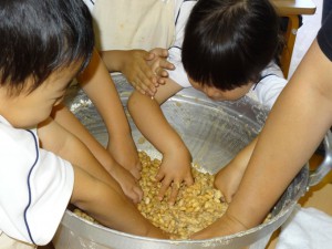 幼稚園での味噌作り