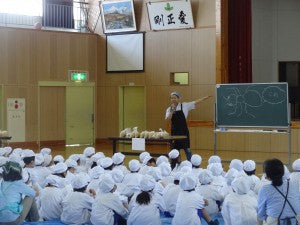 開智小学校での味噌造り