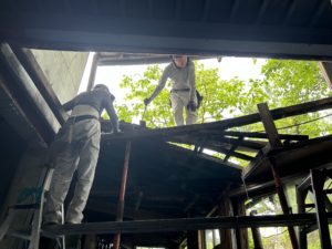 こっちはひどい雨漏り