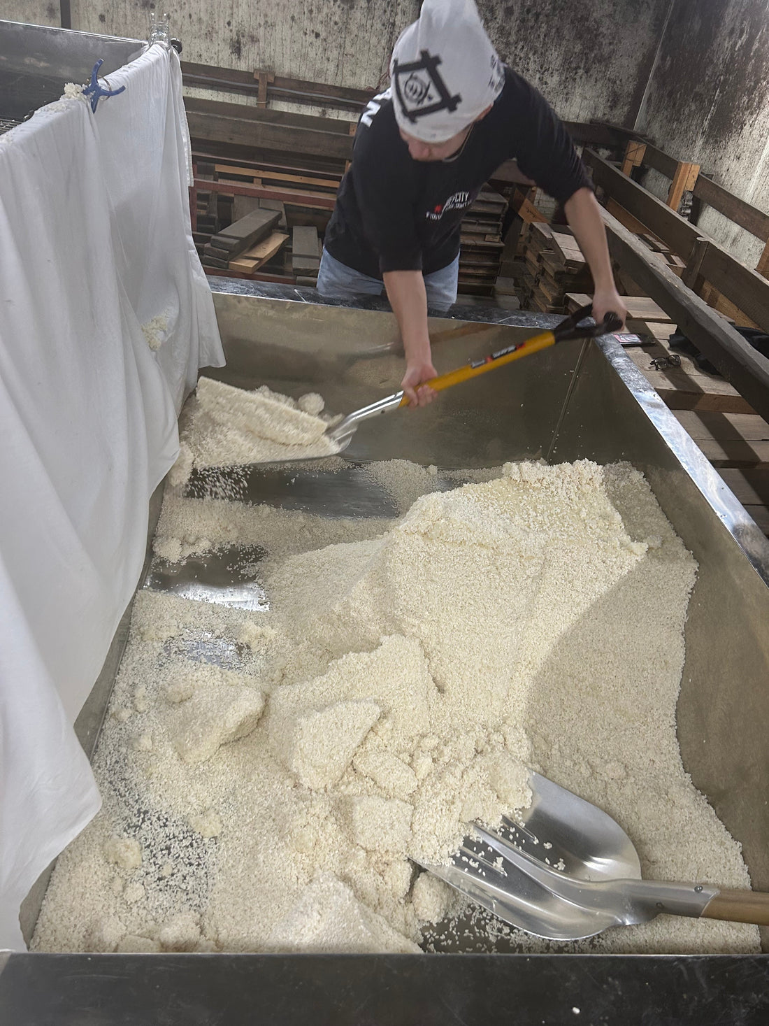 麹を冷却タンクへ移す|味噌玉造りの萬年屋