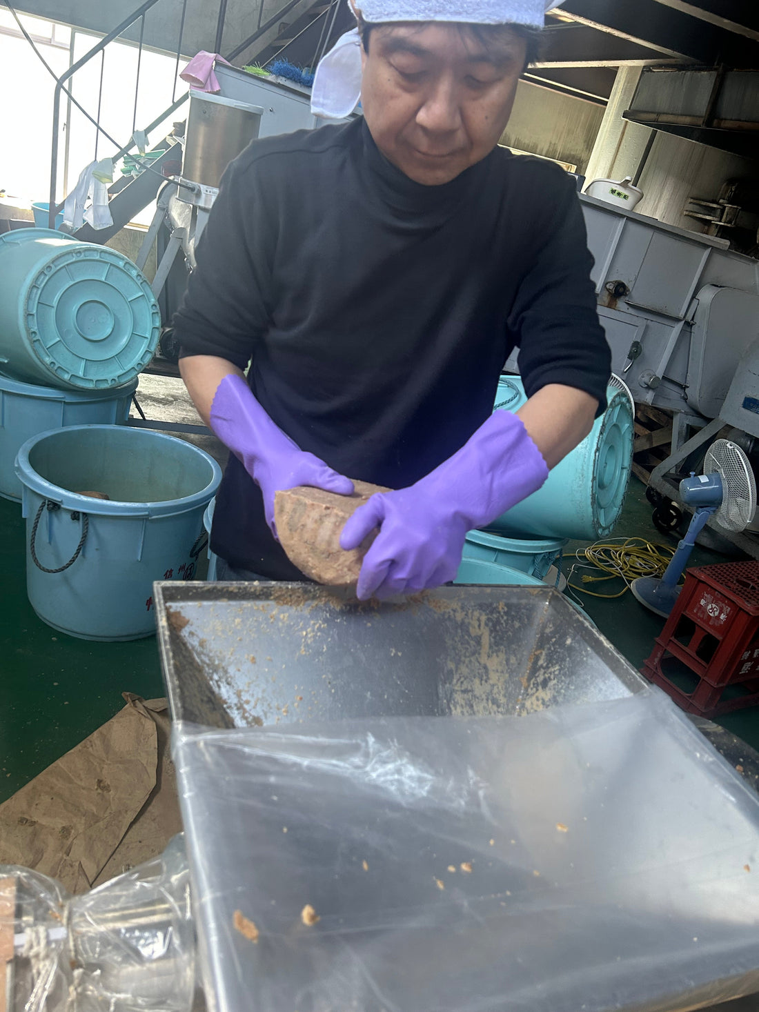 味噌玉を機械で砕く