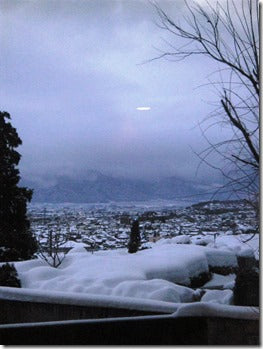 眼下に広がる雪の松本市内