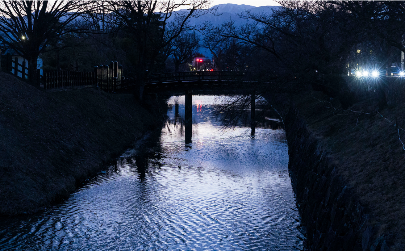 夕方の松本城のお堀